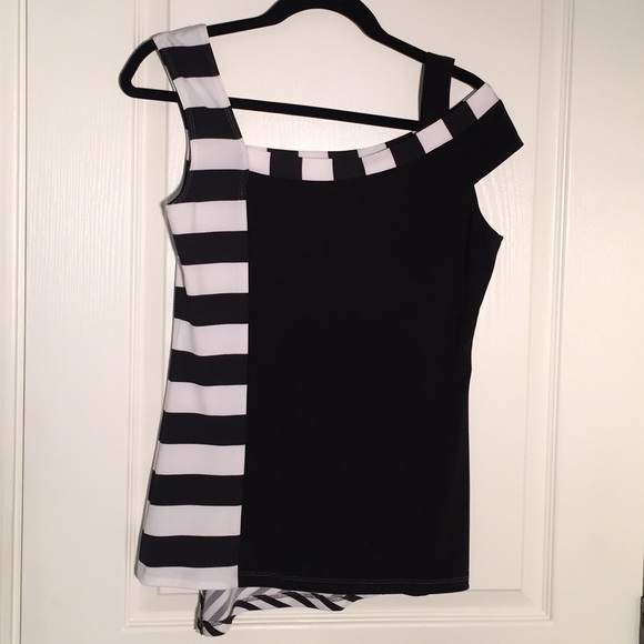 Frank Lyman Design Tops - FRANK LYMAN Sexy Shoulder Black & White Top
